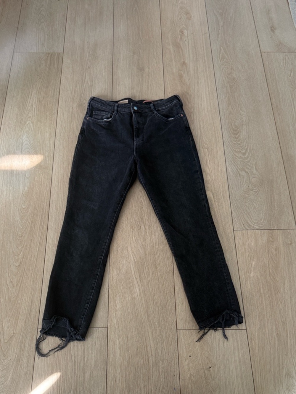 Anthropologie Pilcro High-Rise Black Frayed Cropped Raw Hem Jeans